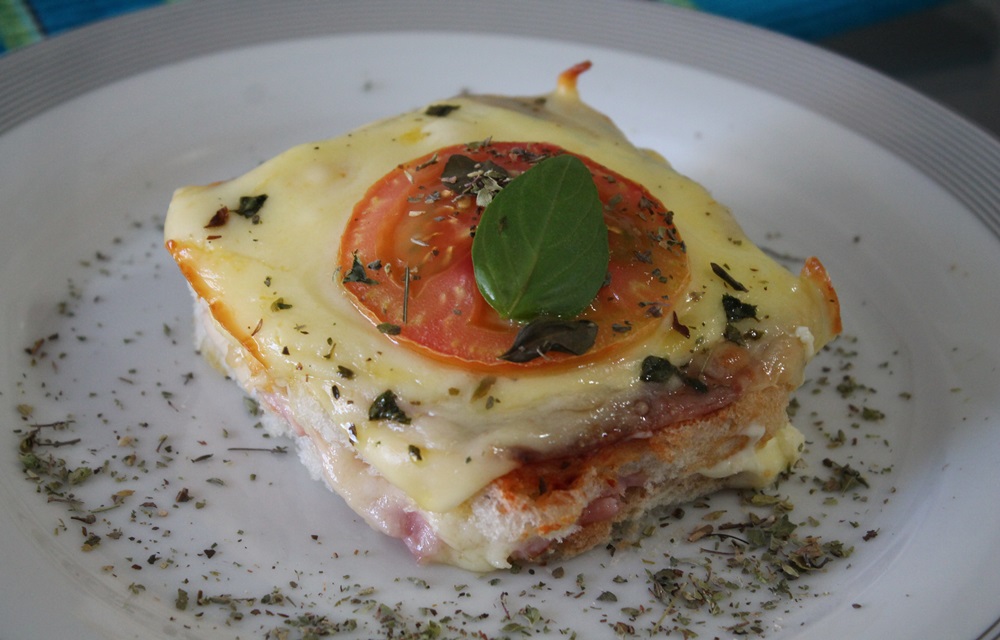 Ir para  <ul>
	<li>Margarina para untar;</li>
	<li>12 fatias de p&atilde;o de forma (sem a casca);</li>
	<li>1/2 lata de molho de tomate pronto (coloquei 1 sache de sazon sabor do...